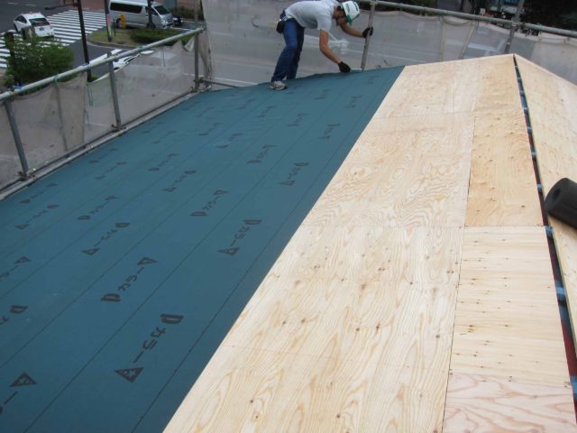 瓦棒屋根のカバー工法手順2.ルーフィングシートを張る 画像02-min