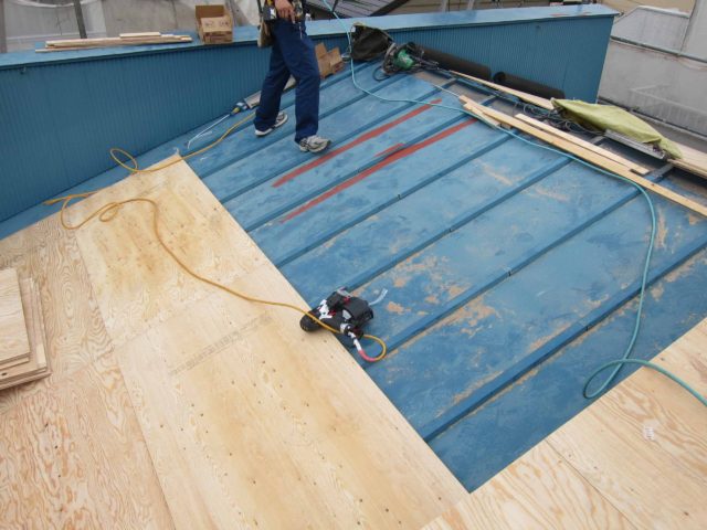 瓦棒屋根のカバー工法手順1.既存の瓦棒屋根の上に野地板をはる　画像01-min