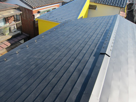 コロニアル屋根から横葺き板金屋根へのリフォーム