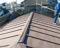 瓦棒屋根から縦葺き板金屋根へのリフォーム1